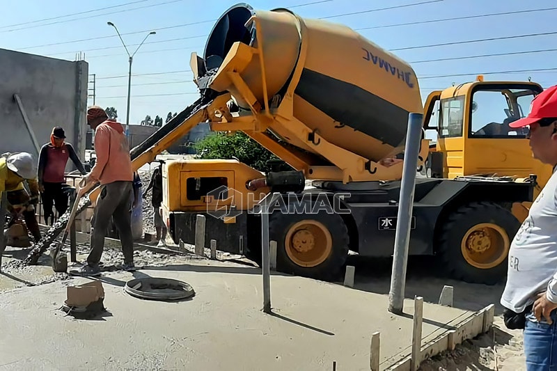 Déchargé le béton du tambour malaxeur