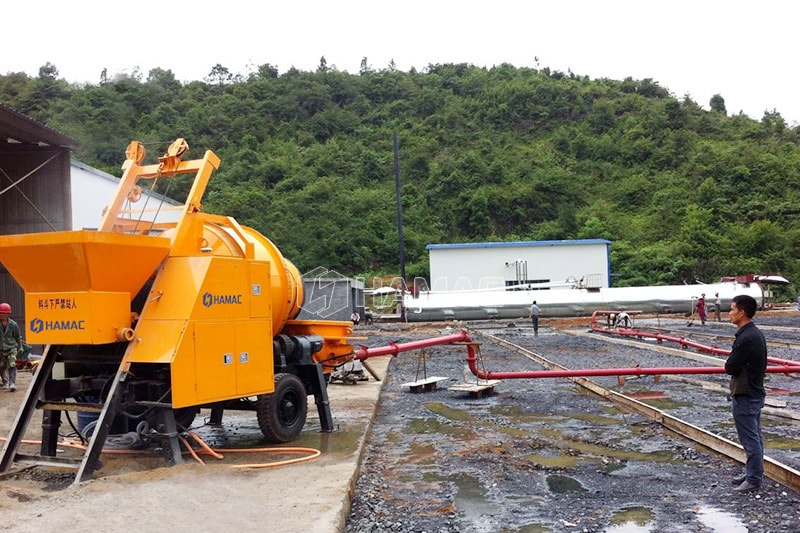 La pompe à béton fonctionne pour l'atelier