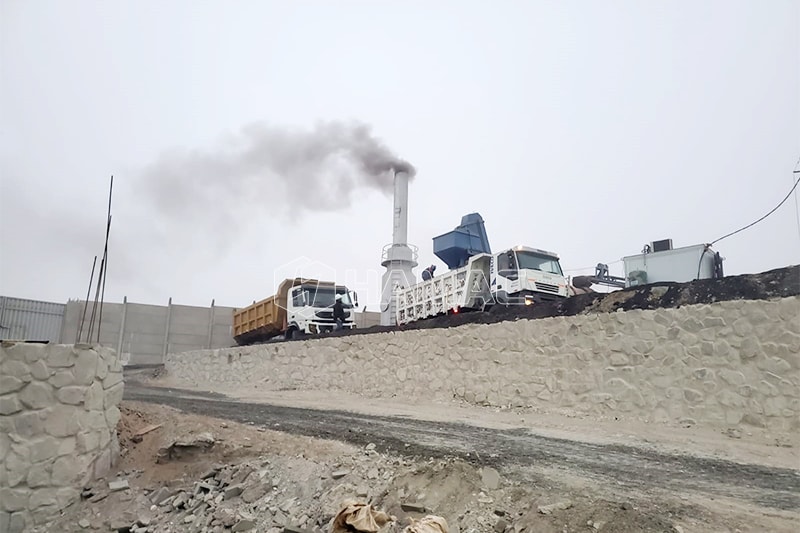 L'usine de mélange d'asphalte fonctionne