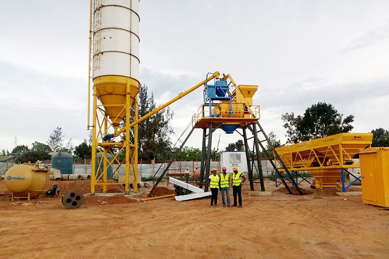 Le technicien a pris des photos avec la centrale à béton à vendre