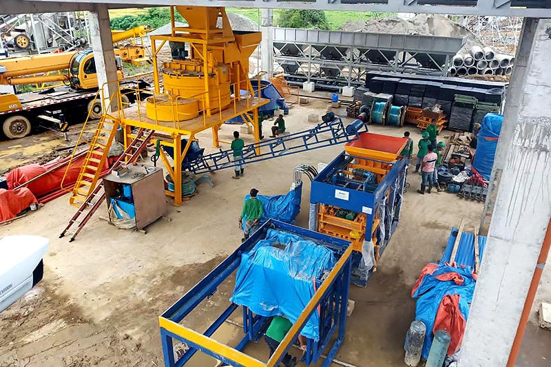 La machine de fabrication de briques en béton est en cours d'installation