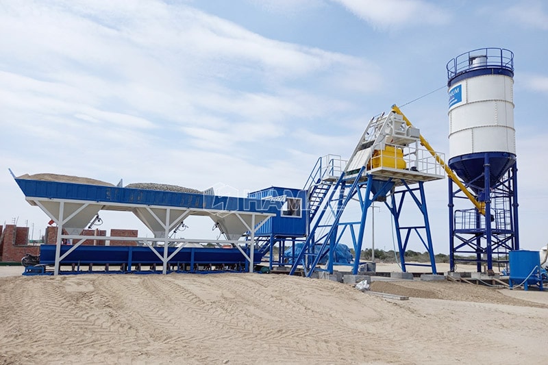 Vue latérale de la centrale à béton fixe HZS35 au Pérou