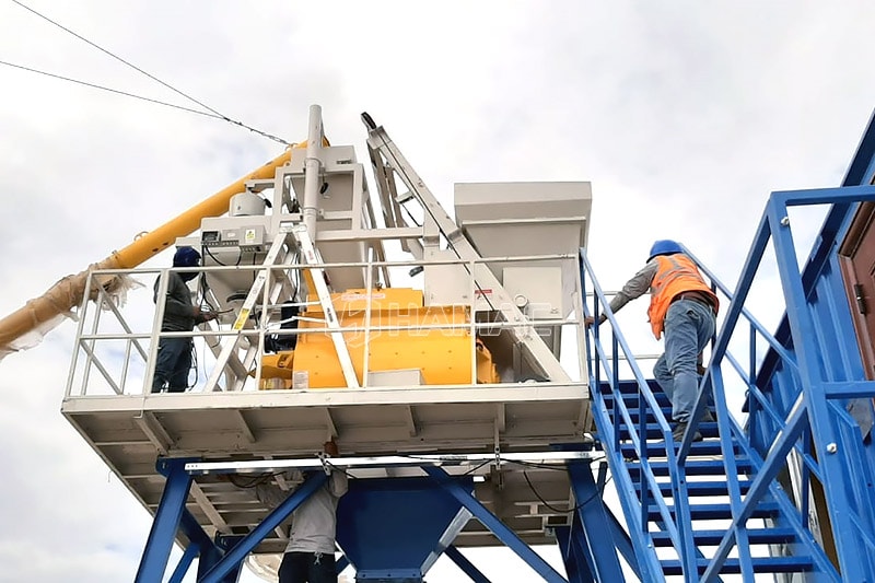 mise en service de la centrale à béton par un technicien local 