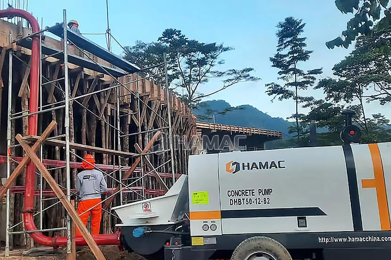 La pompe à béton sur remorque diesel fonctionne à Tingo Maria, au Pérou