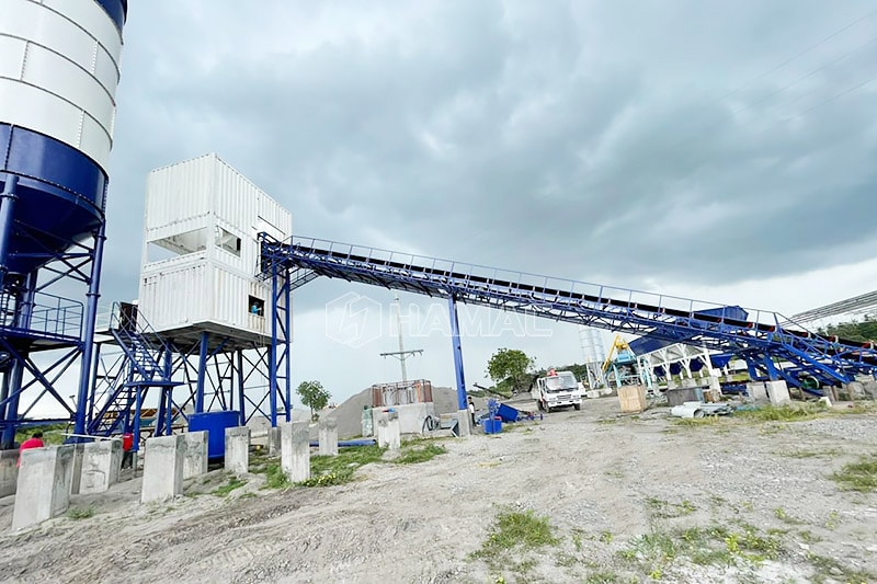 Convoyeur à bande pour alimenter la bétonnière