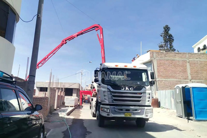 HMC5030 La pompe à flèche en béton montée sur camion fonctionne. 