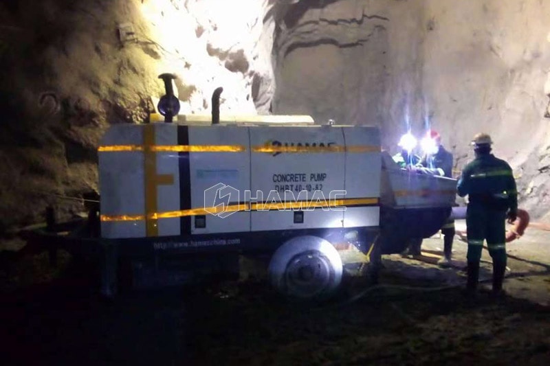 La pompe à béton diesel DHBT40 fonctionne sur le site minier souterrain.