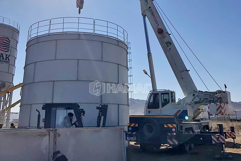 Le corps principal de ce silo à ciment de 700 tonnes à vendre est assemblé. 