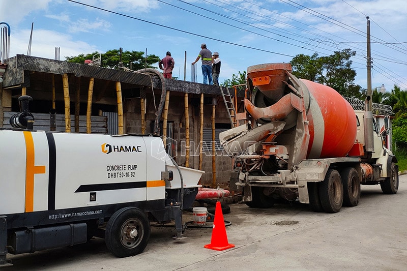 La pompe à béton DHBT50 pompe du béton pour une maison privée à Salvador. 