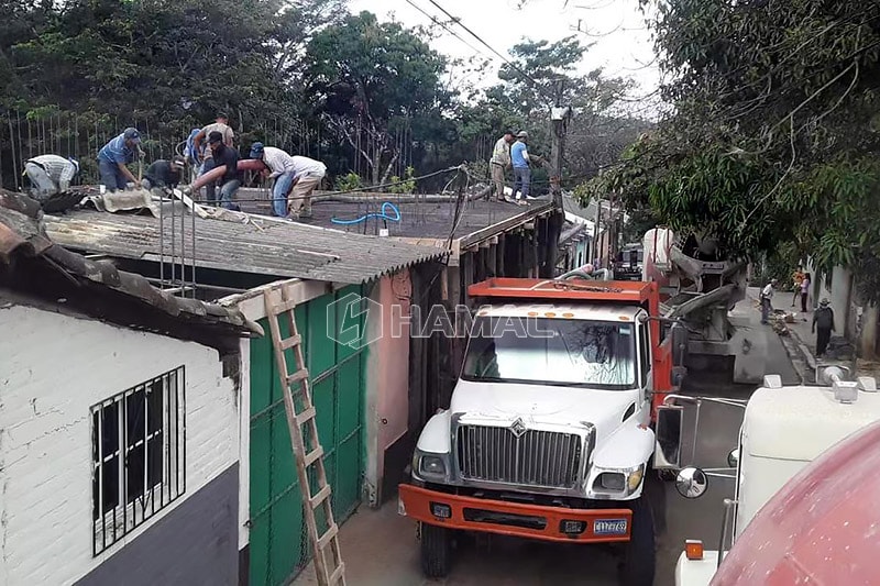 La pompe à béton DHBT50 livre le béton du camion malaxeur au toit à Salvador.