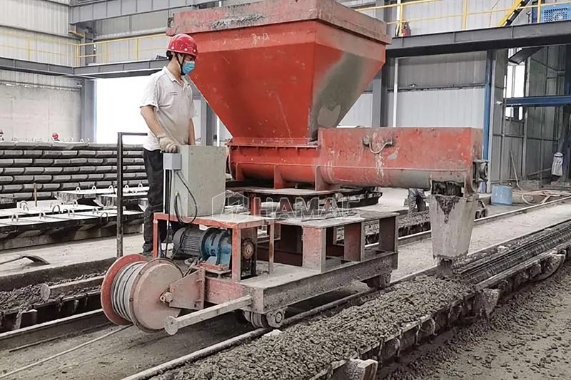 Introduire le béton dans le moule