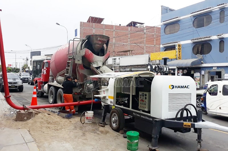 La pompe à béton diesel fonctionne à Lima, au Pérou