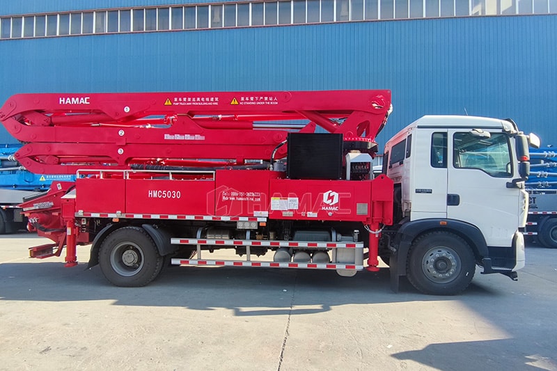 Pompe à flèche en béton montée sur camion de 30 m vers le Pérou