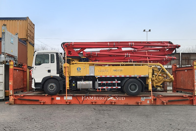 Pompe à flèche en béton livrée par Flat Rack