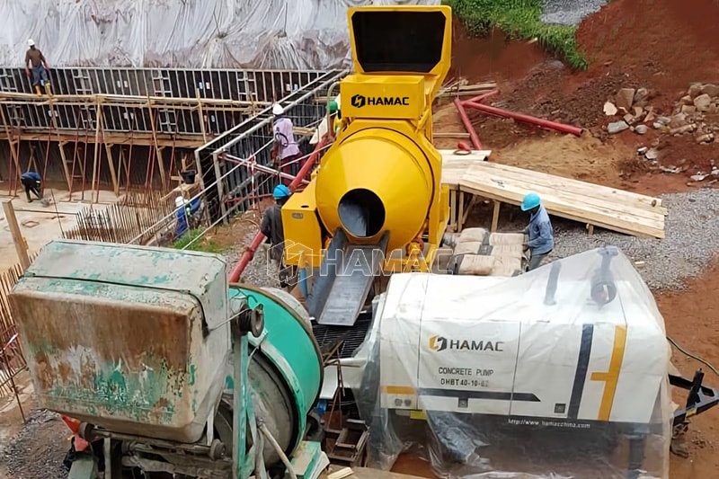 Deux bétonnières diesel fonctionnent avec une pompe à béton diesel sur le site