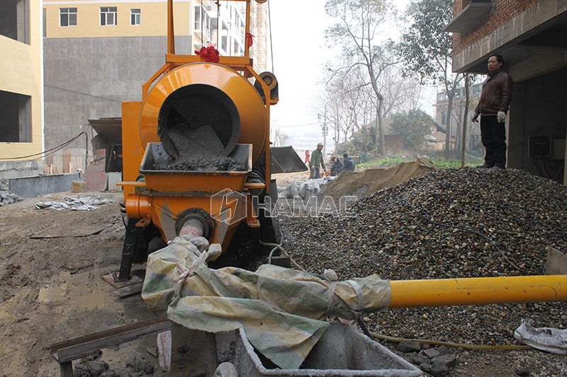 Large application de la pompe à béton sur diverses constructions