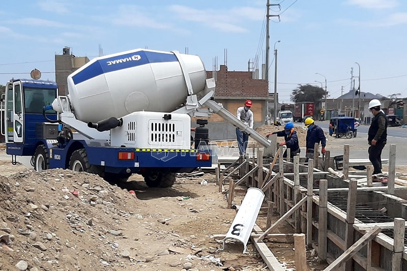 La bétonnière autochargeuse fonctionne au Pérou