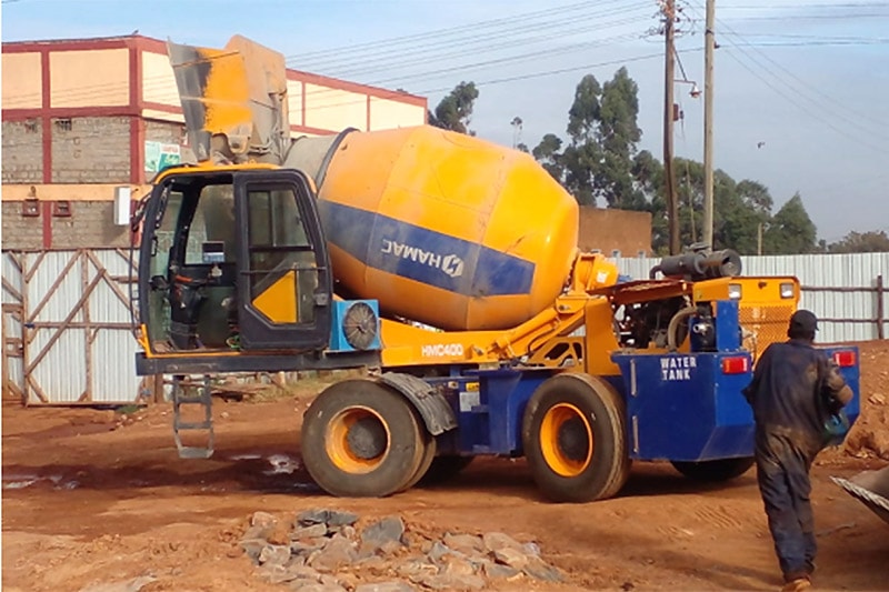 La bétonnière autochargeuse fonctionne au Kenya